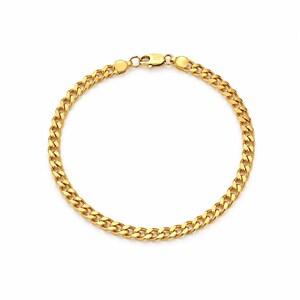 Puede incluir: Una pulsera de cadena tipo barbada en tono dorado con eslabones planos y ovalados entrelazados. La pulsera está dispuesta en forma circular e incluye un cierre de mosquetón seguro en la parte superior que une los extremos de la cadena.