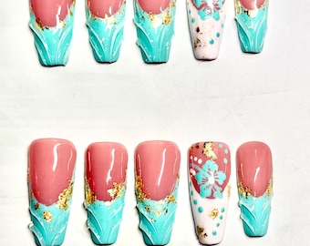 Uñas postizas con estampado floral tropical y hojuelas doradas