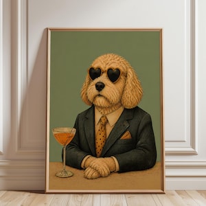 Puede incluir: Una impresión artística enmarcada que presenta un perro elegante con gafas de sol en forma de corazón, un traje y una corbata, con un cóctel. El fondo es verde.