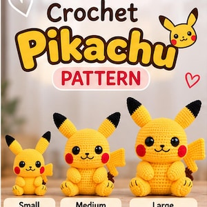 Pode incluir: Três figuras de Pikachu em crochê amarelo, nos tamanhos pequeno, médio e grande. O texto diz Crochet Pikachu PATTERN. A pequena mede 13 cm, a média 20 cm e a grande 25 cm. Cada figura tem orelhas com pontas pretas e bochechas vermelhas.