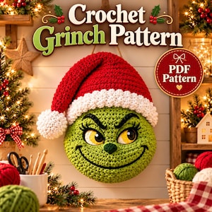 Può includere: Uno schema all'uncinetto di un volto circolare verde con un cappello da Babbo Natale rosso e bianco. Il testo "Crochet Grinch Pattern" appare in alto e un badge circolare a destra riporta "PDF Pattern" con un'icona a forma di fiocco.