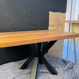 無垢のアッシュ材とエポキシ樹脂で作られたコーヒーテーブル
