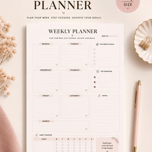 Può includere: Un planner settimanale rosa chiaro. Include sezioni per ogni giorno della settimana, un rilevatore di abitudini e spazio per le note. Il testo "WEEKLY PLANNER" è in alto, con il testo "PLAN YOUR WEEK. STAY FOCUSED. ACHIEVE YOUR GOALS."