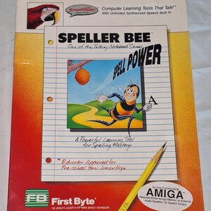 Könnte beinhalten: Eine Vintage-Softwareverpackung für Speller Bee von First Byte für den Commodore Amiga. Das Cover zeigt eine gezeichnete Biene, einen Bienenstock und den Text Spell Power. Ein gelber Bleistift liegt diagonal unten rechts auf der Box.
