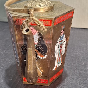 Tetera hexagonal china de latón con figuras esmaltadas de la década de 1950. ¡Sin marca de exportación de Taiwán!
