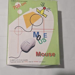 Könnte beinhalten: Eine hellgrüne rechteckige Schachtel für eine Computermaus mit dem Text 700 DPI, MOUSE und For IBM PC/XT/AT and compatible. Die Schachtel zeigt eine Grafik einer weißen Computermaus mit Kabel und ein gelbes Partyhut-Symbol auf der Vorderseite.