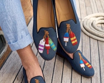 Herenloafers van linnen met nautisch borduurwerk – instappers in kuststijl, zoals die van een grootvader.
