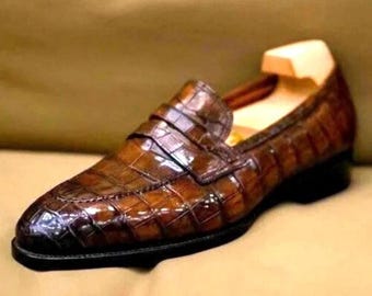 Mocassins homme en cuir gaufré alligator - Chaussures habillées marron à motif croco