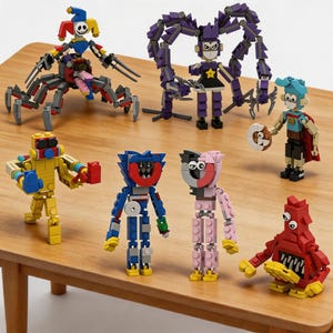 Può includere: Una collezione di personaggi giocattolo colorati costruiti con blocchi ad incastro. Le figure includono un ragno giullare, un robot viola, un supereroe e molti altri personaggi unici. I giocattoli sono disposti su un tavolo di legno.