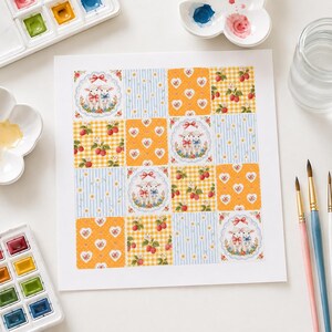 Puede incluir: Una l&aacute;mina de arte cuadrada con una cuadr&iacute;cula de diecis&eacute;is cuadrados estampados. El dise&ntilde;o incluye ilustraciones de parejas de corderos con lazos, cuadros vichy amarillos y blancos con fresas, rayas azules y blancas con margaritas y corazones.