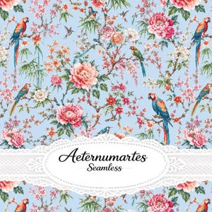 Pode incluir: Um padrão de tecido azul claro com papagaios coloridos pousados em ramos com flores de peónia cor-de-rosa e brancas e folhas de bambu verdes. Uma etiqueta oval com rebordo de renda branca no centro exibe Aeternumartes Seamless.