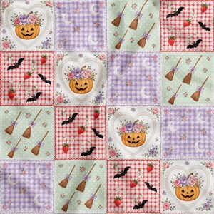 Op de afbeelding: Een stofpatroon met een raster van vierkanten met herhalende motieven, waaronder met bloemen gevulde pompoenen in harten, rood-wit gingham met vleermuizen en aardbeien, paars gingham met manen en bezems.