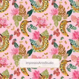 Pode incluir: Um padrão repetitivo num fundo rosa claro com bananas amarelas com manchas de leopardo pretas, flores de lótus cor-de-rosa, folhas tropicais verdes e pequenas nozes castanhas. Uma etiqueta branca exibe o texto ImpressioArtisStudio.