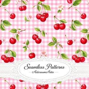 Pode incluir: Um padrão contínuo com cerejas vermelho-brilhantes, folhas verdes e pequenas flores brancas sobre um fundo de xadrez vichy rosa claro e branco. Uma etiqueta oval decorativa branca contém o texto Seamless Patterns AeternumArtis.