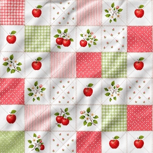 Puede incluir: Una tela acolchada con un patr&oacute;n de cuadr&iacute;cula de parches. El dise&ntilde;o incluye manzanas rojas, flores de manzano blancas con hojas verdes, cuadros vichy rojos y blancos, rayas rosas y blancas, cuadros vichy verdes y blancos y lunares rojos.