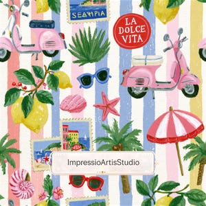 Pode incluir: Um padrão caprichoso com scooters rosa, limões, óculos de sol, conchas e estrelas do mar. O design inclui selos postais com cenas costeiras e o texto "LA DOLCE VITA". O fundo tem listras verticais em rosa, azul e branco.