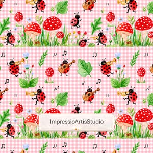 Pode incluir: Um padrão repetitivo num fundo de xadrez vichy rosa claro com ilustrações em aguarela de joaninhas a tocar guitarras e trompetes, cogumelos vermelhos com pintas brancas, folhas verdes, flores azuis e notas musicais pretas com o texto ImpressioArtisStudio.