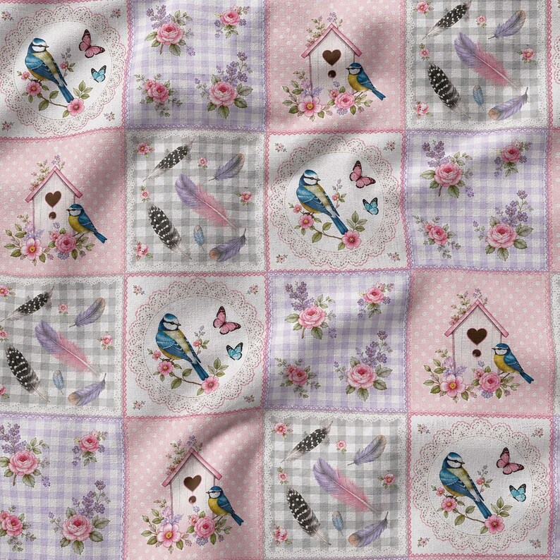 Peut inclure: Un motif de tissu compos&eacute; d'une grille r&eacute;p&eacute;titive de carr&eacute;s illustr&eacute;s d'oiseaux bleus, de roses roses, de nichoirs, de papillons et de plumes. Le fond alterne entre vichy violet clair, pois roses et dentelle blanche.