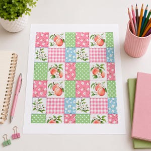 Op de afbeelding: Een rechthoekige print met een herhalend patchwork-rasterpatroon. Het ontwerp bestaat uit afwisselende vierkanten met illustraties van perziken met groene bladeren en witte bloesems, roze bloemenprints, groene stippen en roze vichy-ruitjes.