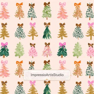 Puede incluir: Patrón repetido de árboles de Navidad en acuarela en varios colores, incluyendo rosa, verde y dorado. Cada árbol está adornado con un lazo, algunos con estampado de leopardo. El fondo es de color melocotón claro. El texto "ImpressioArtisStudio" está presente.