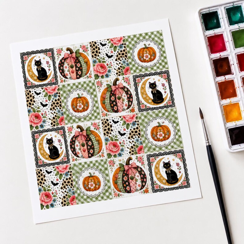 Puede incluir: Una hoja de papel cuadrada con una cuadr&iacute;cula de ilustraciones decorativas que incluyen gatos negros sobre lunas crecientes amarillas, calabazas naranjas con patrones florales, rosas rosadas y peque&ntilde;os murci&eacute;lagos negros sobre un fondo a cuadros.