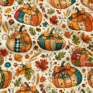 Peut inclure: Un tissu de couleur cr&egrave;me pr&eacute;sentant un motif r&eacute;p&eacute;titif de citrouilles style patchwork dans des tons orange, bleu sarcelle et jaune. Le design inclut des feuilles d'automne, des &eacute;pis de bl&eacute;, des baies et des boutons sur fond clair.