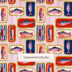 Pode incluir: Um padrão repetitivo de latas de sardinha em vermelho, azul e branco, com fundo listrado rosa e branco. Algumas latas têm a palavra "Sardines" impressa. A imagem inclui o texto "ImpressioArtisStudio".
