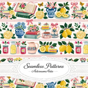 Pode incluir: Um padrão contínuo com ilustrações de livros abertos, rosas amarelas, vasos azuis e brancos com flores, ramos de limão, chávenas de chá, fatias de bolo e frascos de compota, com riscas horizontais cor-de-rosa e uma etiqueta de renda branca.
