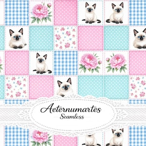 Op de afbeelding: Een naadloos stofpatroon met een raster van vierkanten met illustraties van Siamees kittens, roze pioenen, blauw-wit gingham en roze stippen. Een wit ovaal label met kanten rand in het midden toont de tekst Aeternumartes Seamless.