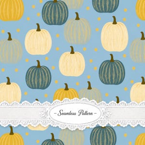 Pode incluir: Um padrão contínuo com fundo azul-claro, abóboras amarelas, creme e verde-azulado escuro, e pequenos pontos amarelos. Uma faixa horizontal branca com bordas de renda no centro exibe o texto Seamless Pattern.