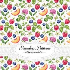 Op de afbeelding: Een naadloos patroon met aquarelillustraties van rode frambozen, blauwe bosbessen, perzikschijfjes en roze klaverbloemen met groene bladeren op een witte achtergrond. Een wit label met kanten rand toont de tekst Seamless Patterns AeternumArtis.