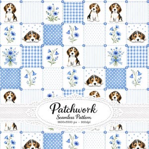 Pode incluir: Um padrão de patchwork sem costuras com ilustrações de cachorros beagle, centáureas azuis e quadrados com xadrez ou bolinhas azuis. A imagem inclui o texto Patchwork Seamless Pattern 3600x5500 px - 300dpl sobre uma sobreposição de renda branca.