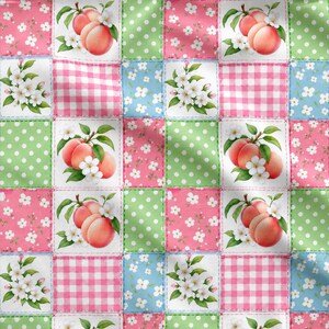 Op de afbeelding: Een patchwork stofpatroon met afwisselende vierkanten van roze en wit gingham, lichtgroen met witte stippen en lichtblauw met witte stippen. Het ontwerp bevat herhalende illustraties van perziken en witte bloesems.