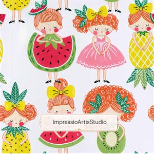Pode incluir: Um padrão repetitivo de meninas de desenho animado com cabelo ruivo e laços amarelos, vestidas como frutas. As frutas incluem melancia, abacaxi e kiwi. O texto "ImpressioArtisStudio" está em uma faixa branca na parte inferior.