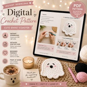 Puede incluir: Un patrón de ganchillo digital para un posavasos de fantasma en una pantalla de tableta, con instrucciones paso a paso, fotos y texto. Un posavasos de fantasma blanco con ojos negros y mejillas rosas se encuentra junto a un ganchillo rosa.