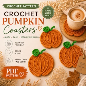 Może przedstawiać: Wzór szydełkowy na podstawki pod kubek w kształcie dyni z tekstem CROCHET PUMPKIN Coasters, QUICK, EASY, BEGINNER FRIENDLY oraz PDF PATTERN. Trzy pomarańczowe szydełkowane dynie z zielonymi ogonkami są pokazane obok kubka z kawą.