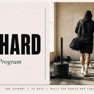 Op de afbeelding: Een grafisch ontwerp met de tekst 75 HARD The Program en een foto van een persoon in een zwarte hoodie en korte broek die in een sportschool loopt. De persoon draagt een zwarte sporttas en een waterfles bij een gewichtsslee met schijven.