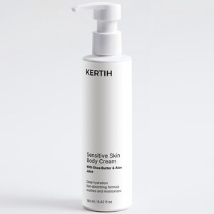 Könnte beinhalten: Eine weiße Flasche Kertih Sensitive Skin Body Cream mit einem Pumpspender. Das Etikett enthält Informationen über tiefe Hydratation und Inhaltsstoffe wie Sheabutter und Aloe Vera Saft. Die Flasche enthält 190 ml.