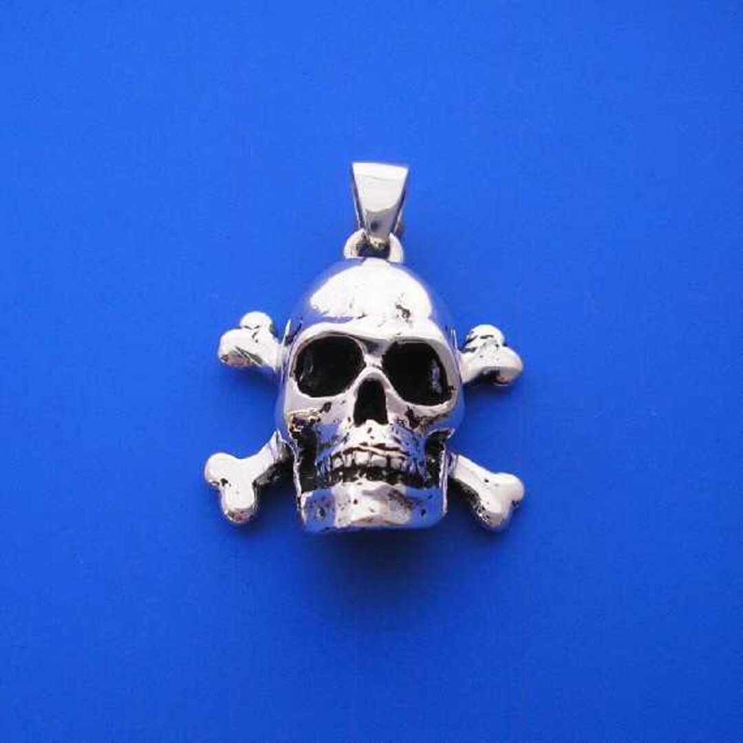 Bulk Lot Of 50 Antique Silver Tone Skull And Crossbones Pendants - HC80