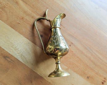 Dekorativer indischer Messingkrug im Vintage-Stil, handgeätzt