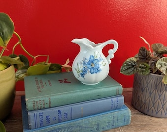 INARCO Japan Miniatur-Porzellan-Sahnekännchen, handbemalt mit blauem Blumen-/Kornblumendekor, ca. 1960er Jahre