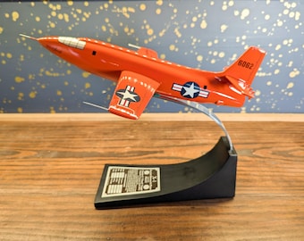 Chuck Yeager, handgefertigte und signierte Danbury Mint Bell X-1 „Glamorous Glennis“ – Originalverpackung, Echtheitszertifikat, Begleitschreiben, Dokumentation