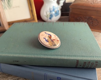 Vintage-Porzellanbrosche mit Pfauenmotiv