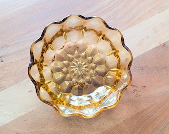 Vintage-Schale aus bernsteinfarbenem Pressglas, gewellter, floraler Rand mit Sternenmuster