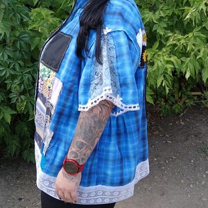 Cache-maillot patchwork upcyclé pour festival – Carreaux bleus et tissus vintage | Taille L–XL