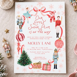 Peut inclure: Une carte d'invitation rectangulaire pour une fête prénatale sur le thème Casse-Noisette avec des illustrations de ballerine, soldat souris, casse-noisette, sapin et cadeaux. Le texte indique Our Little Sugar Plum Is On The Way, Molly Lane, Dec 18, 2:00-4:00, 111 Willow Way, Tuscaloosa, RSVP to Katie 111.234.5678, Registered at Target & Amazon.