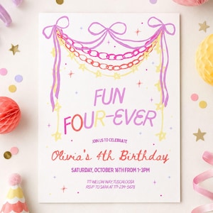 Pode incluir: Um cartão de convite de aniversário retangular branco com uma ilustração desenhada à mão de fitas cor-de-rosa e estrelas amarelas. O texto diz: FUN FOUR-EVER, JOIN US TO CELEBRATE, Olivia's 4th Birthday, SATURDAY, OCTOBER 16TH FROM 1-3PM, 111 WILLOW WAY, TUSCALOOSA, RSVP TO SARA AT 111-234-5678.