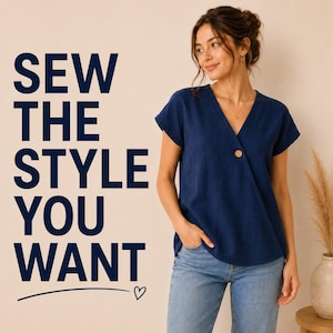 Può includere: Un top avvolgente blu navy con chiusura a bottone in legno e maniche corte. Il testo "SEW THE STYLE YOU WANT" è visualizzato in grandi lettere blu scuro. La modella indossa jeans blu.
