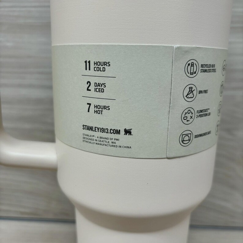 Puede incluir: Un vaso t&eacute;rmico rosa claro con asa. La etiqueta indica que mantiene las bebidas fr&iacute;as durante 11 horas, heladas durante 2 d&iacute;as y calientes durante 7 horas. Caracter&iacute;sticas: acero inoxidable reciclado, sin BPA y apto para lavavajillas.