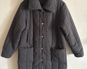 Chaqueta acolchada Giani Feroti gris con botones a presión, talla grande para mujer.